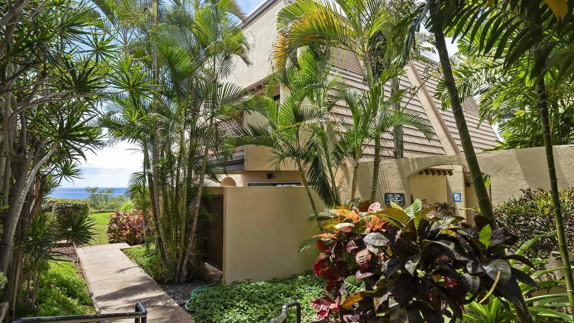 Maui Kamaole A-206 - Prime Location, Stunning Renovation, Large Lanai, Split Ac! Villa Wailea  Feriehus